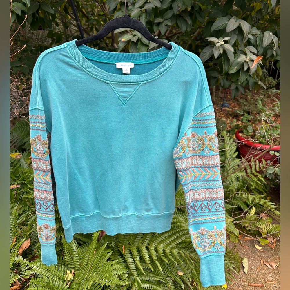 Sundance sweatshirt with embroidered sleeves- small